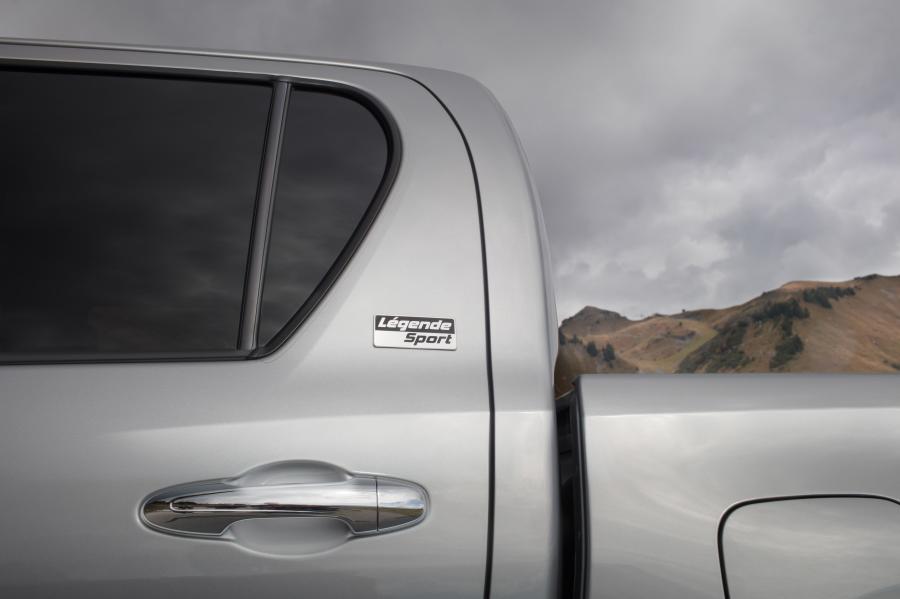 Детали экстерьера Toyota Hilux Double Cab Legende Sport 2018 года  (фото 4 из 11)